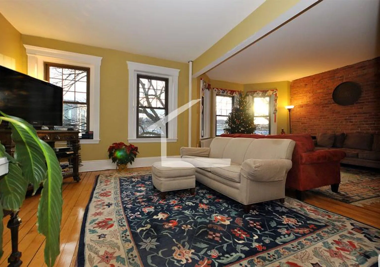 Fantastic Packards Corner Apt (No Undergrads, sorry!) w Laundry in Unit! Exposed Brick, Ht and HW... — Photo 3