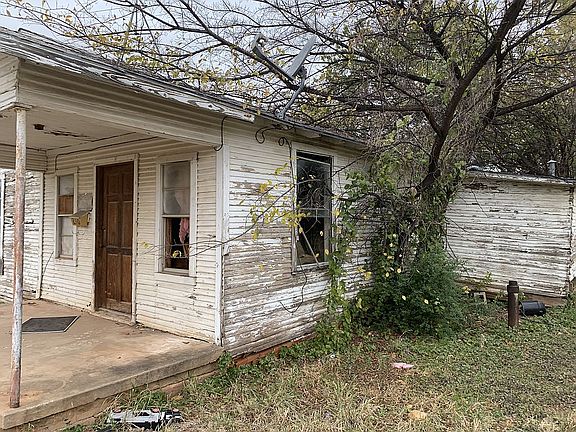 3rd image of 210 W Pecan Ave