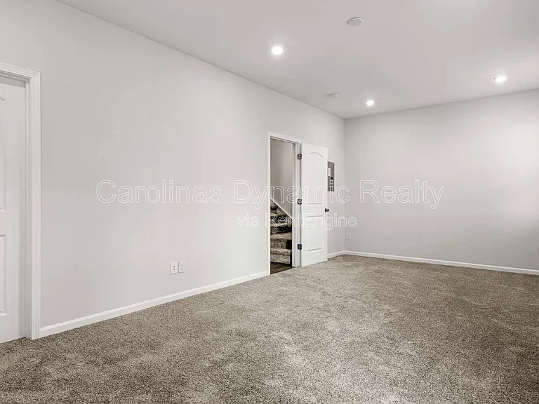 6985 Waterstone Dr — Photo 4