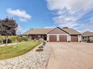 3001 Creekwood Dr, Green Bay, WI 54311