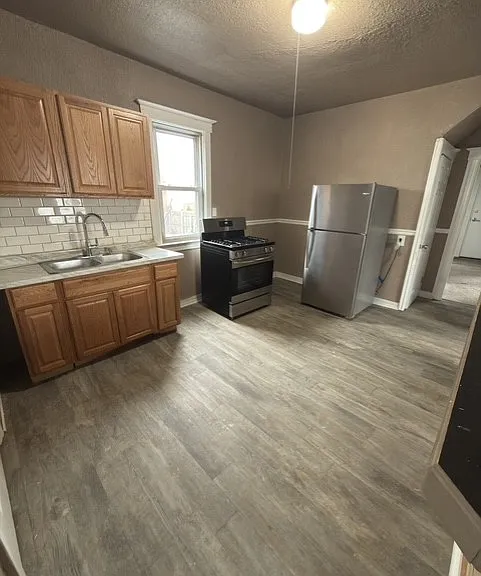 553 Owen St — Photo 11