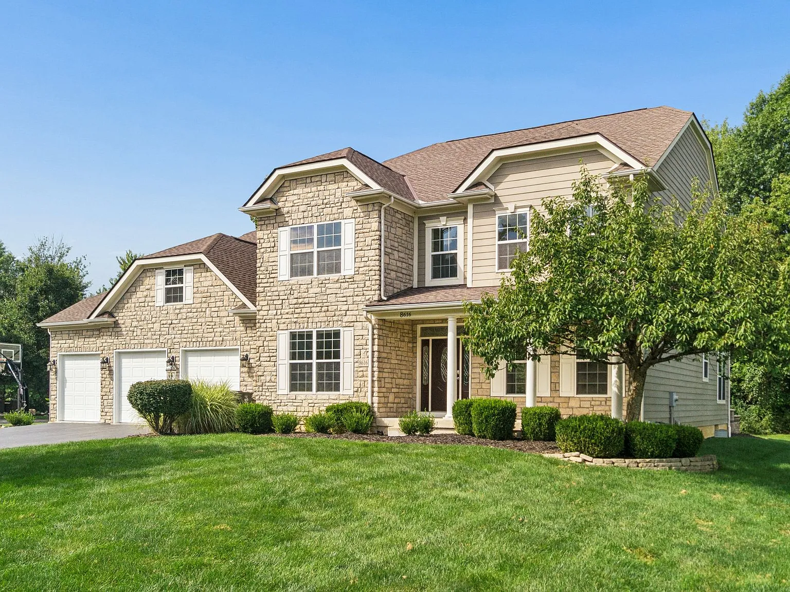 5 bed, 4.5 bath, 4228 sqft, $4,199 — Photo 3