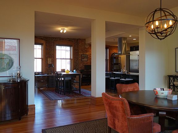 3rd image of 215 W Liberty St #215