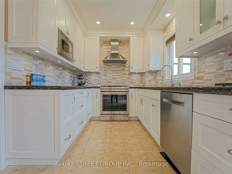 1480 Princeton Cres — Photo 12