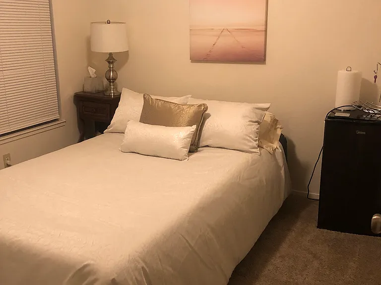 Bedroom queen bed
