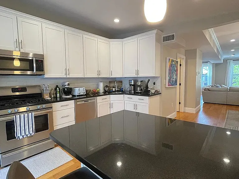 607 E 5th St #2 — Photo 19