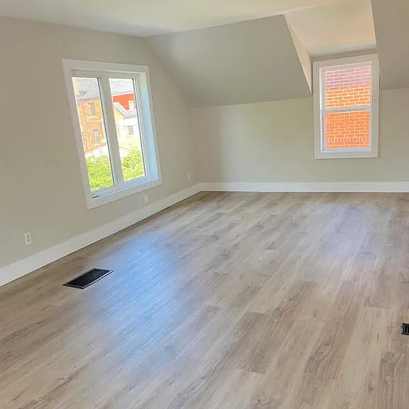 1677 Victoria Ave — Photo 22