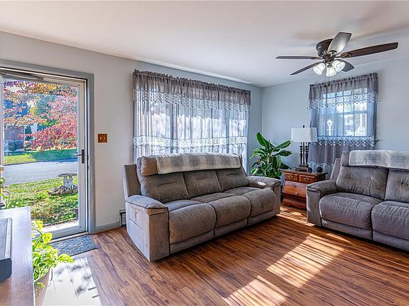 3rd image of 821 Karoly St