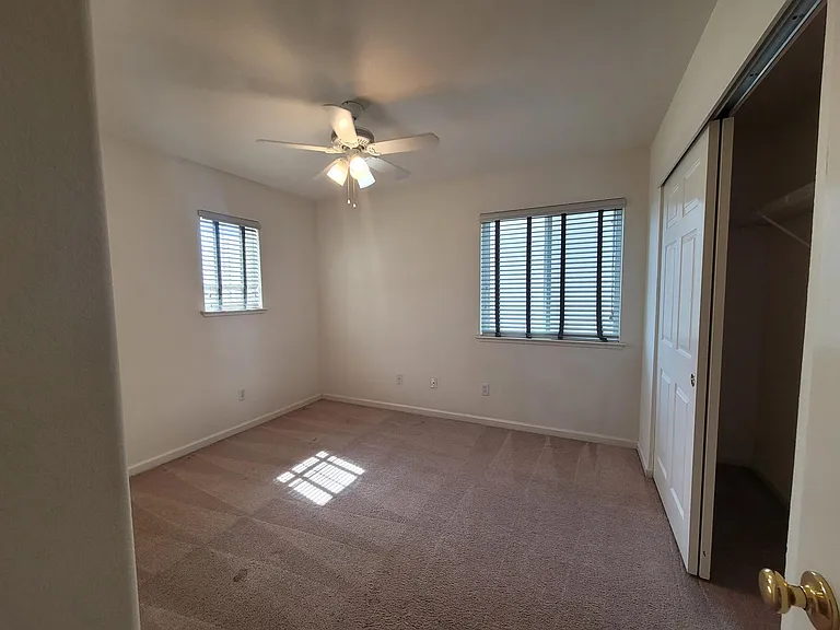 415 Zinnia Ct — Photo 32