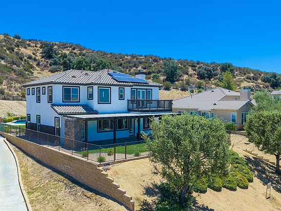 3rd image of 13435 Canyon Crest Rd