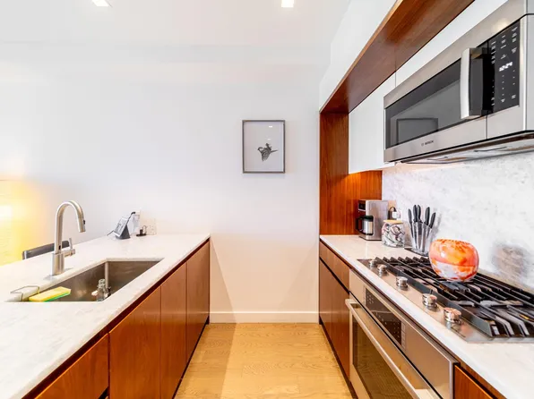 75 Park Lane South image 4 of 10