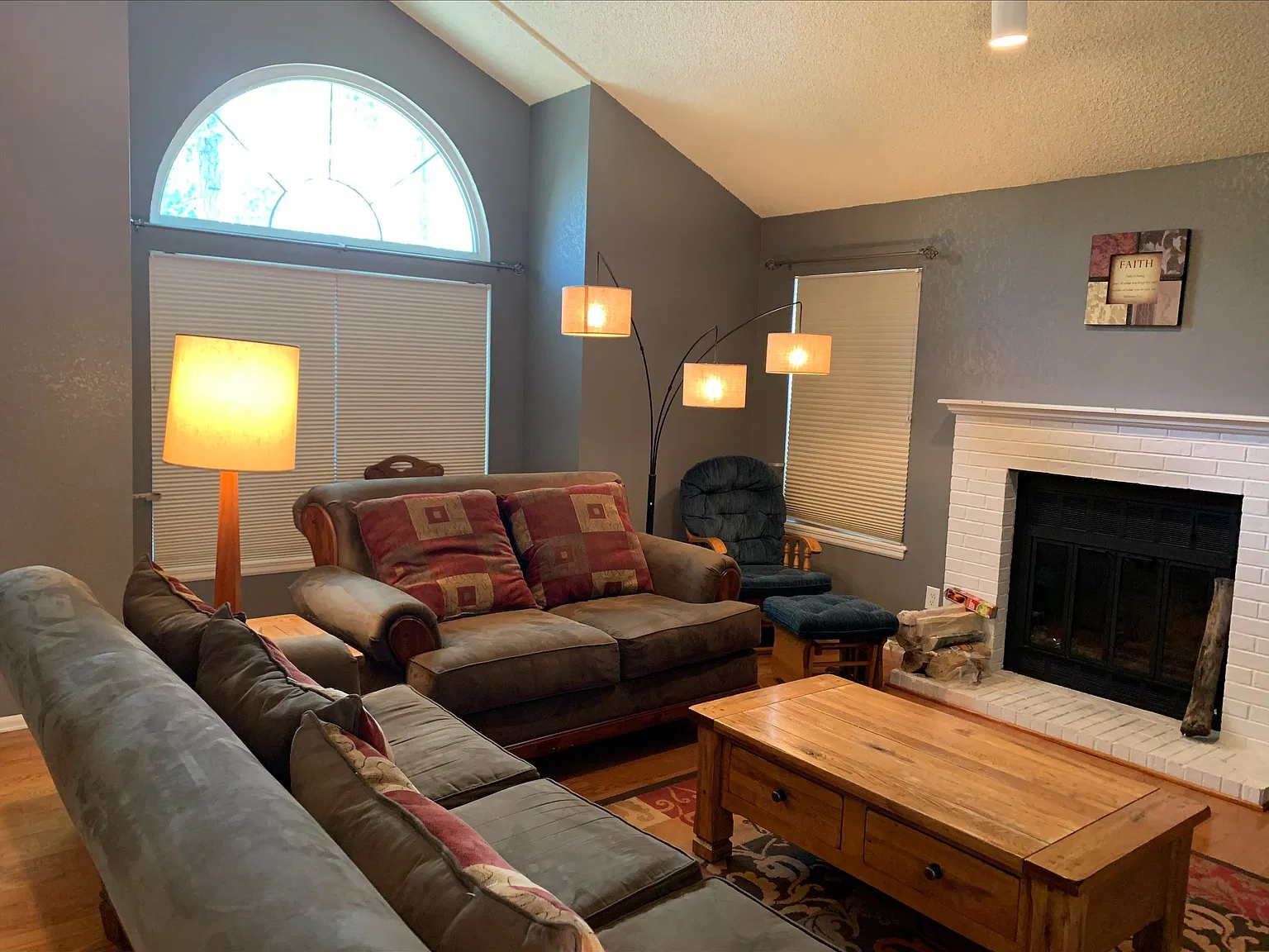 4 bed, 2590 sqft, $2,500 — Photo 4