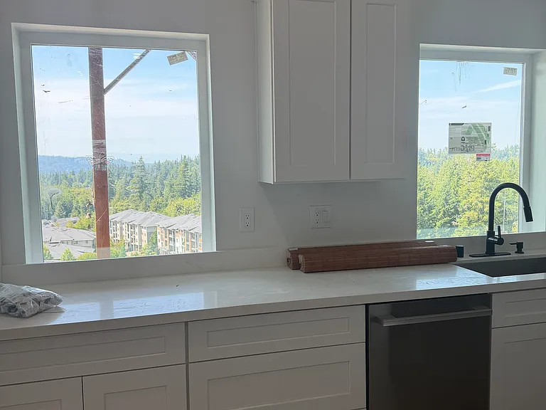 1851B 10th Ave NE — Photo 4