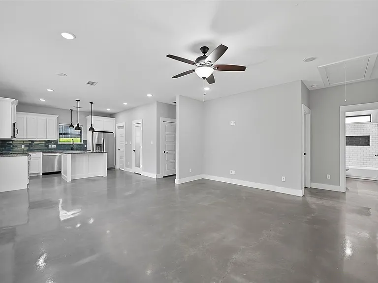 610 E Texas St — Photo 2