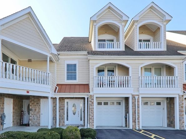 8 Riverbend Ct