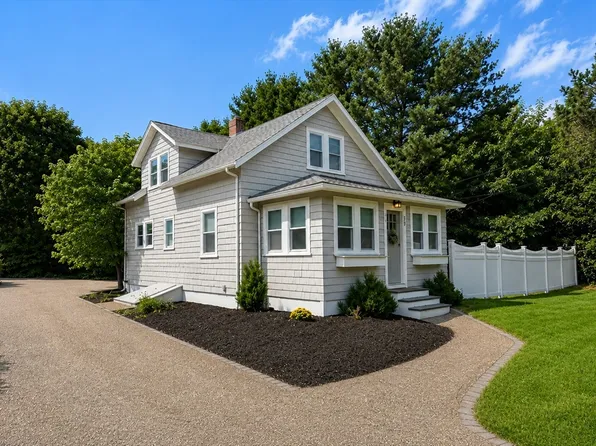 39 Dale St, Medfield, MA 02052