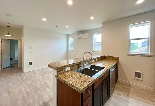 2 bed, 950 sqft, $2,095 — Photo 3
