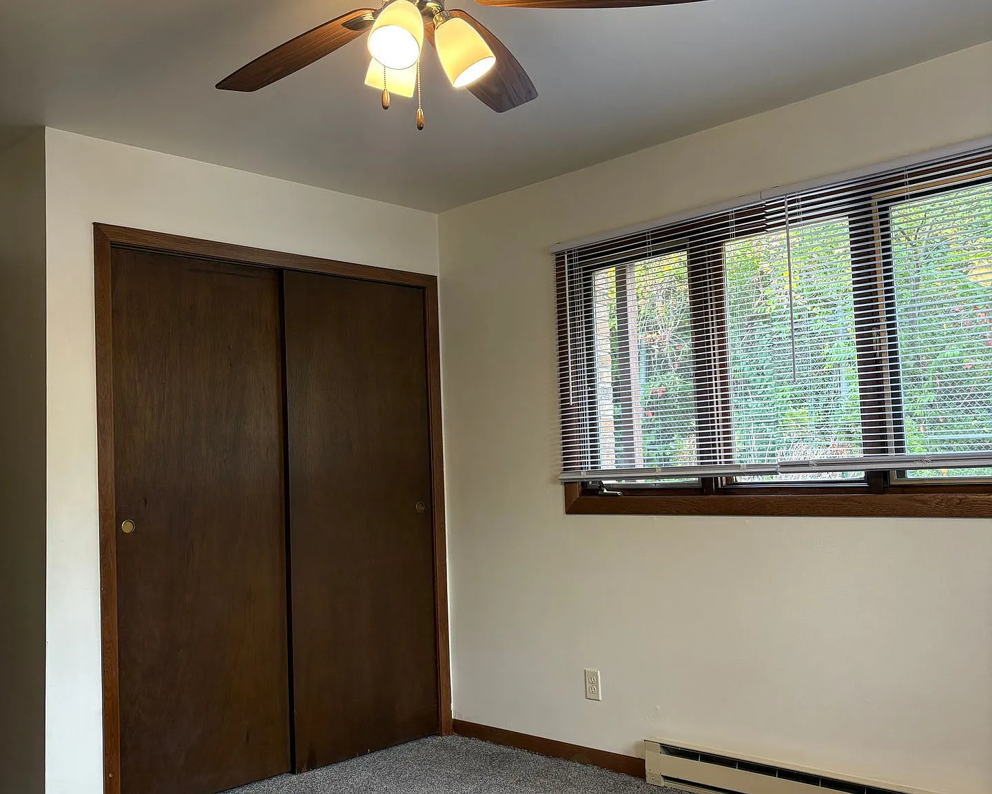 Immaculate Updated 1 & 2 Bedroom with 1 Bath and garage — Photo 4