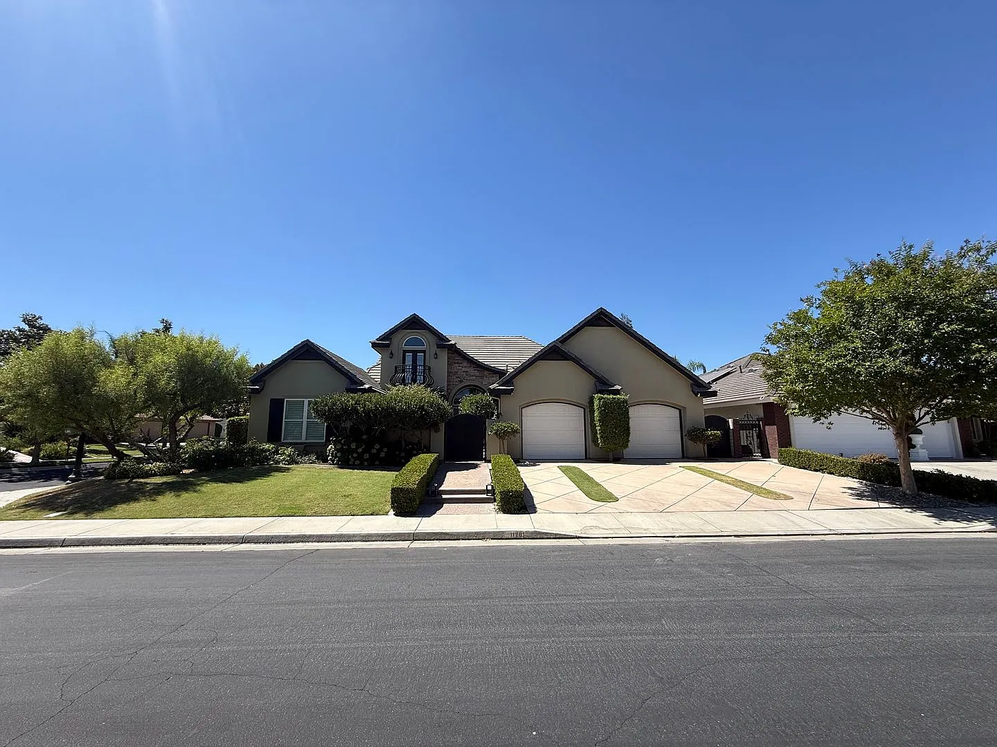 Stunning Seven Oaks Home! — Photo 2