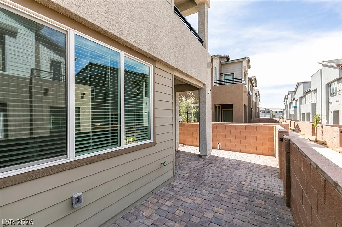 4 bed, 3.0 bath, 1927 sqft, $2,100 — Photo 3