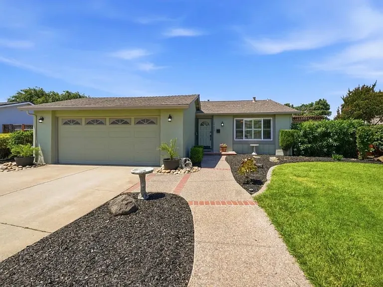 17065 Peppertree Dr — Photo 1