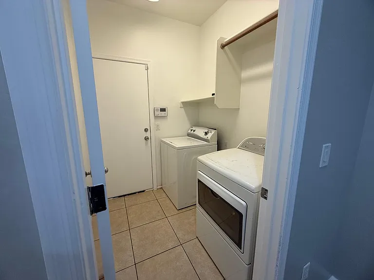 902 E Dee St — Photo 22