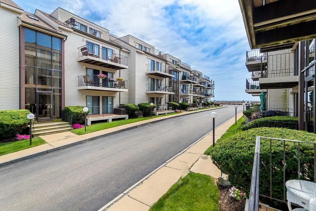 2 bed, 1.0 bath, 832 sqft, $2,300 — Photo 1