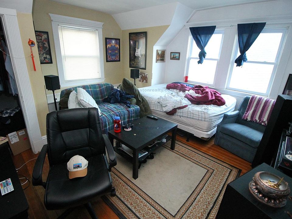 2nd image of 8 Selkirk Rd #L3