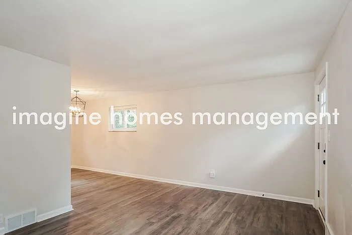 3 bed, 1.0 bath, 925 sqft, $1,749 — Photo 4