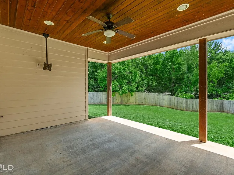 302 Oscar Cir — Photo 11