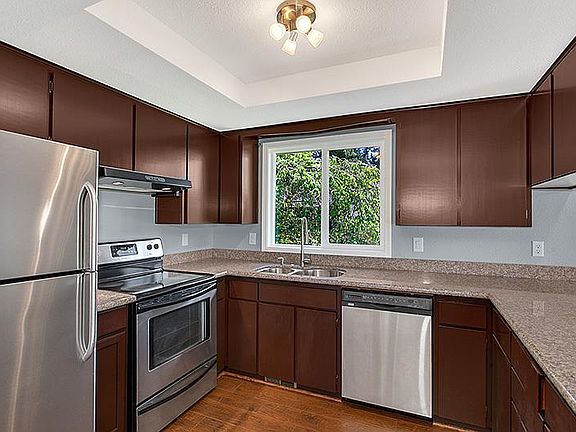 4th image of 431 205th Ave NE