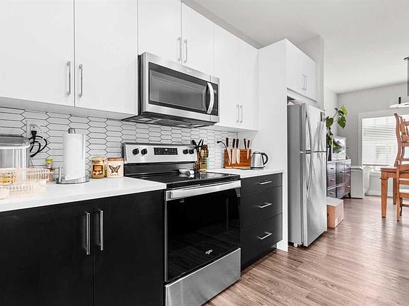 5th image of 75 S Ellington Cres