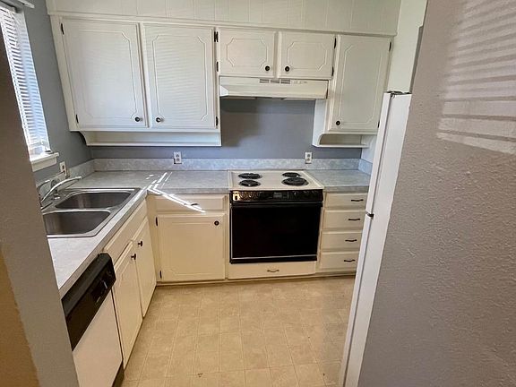 4th image of 132 Simpson St #A