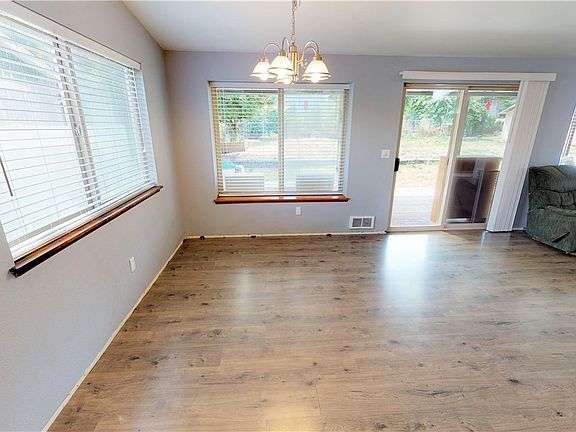 3rd image of 1546 Thompson Dr