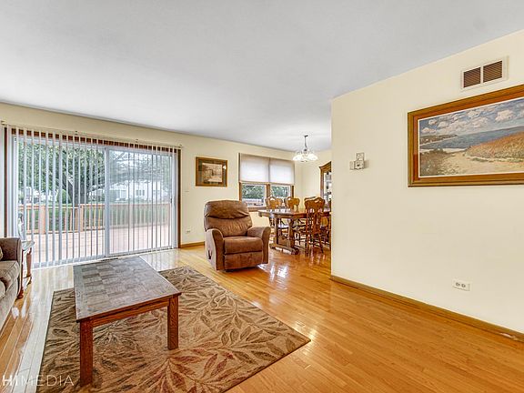 3rd image of 6816 Crown Ln