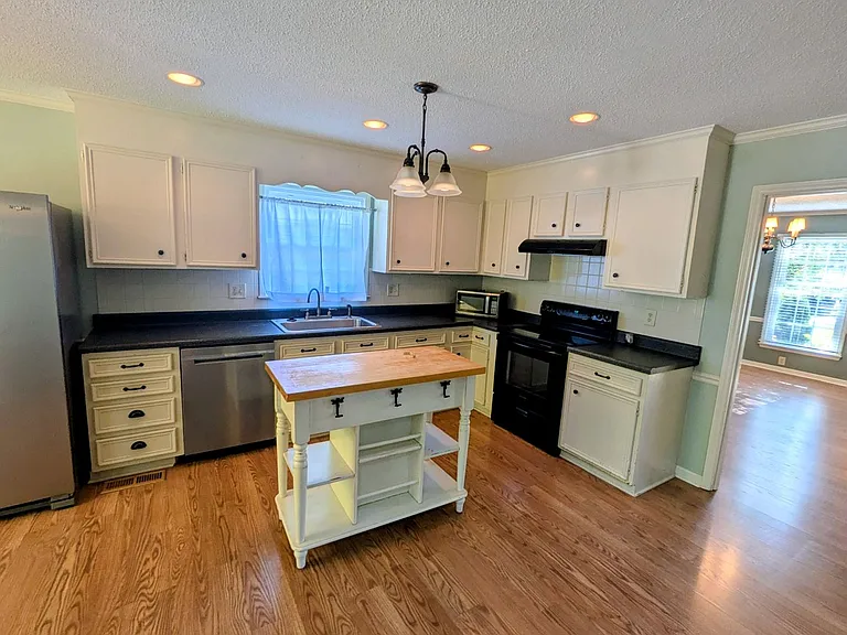 6913 Crandall Ct — Photo 4