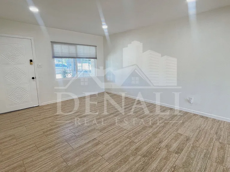 2401 E Meadowbrook Ave — Photo 7