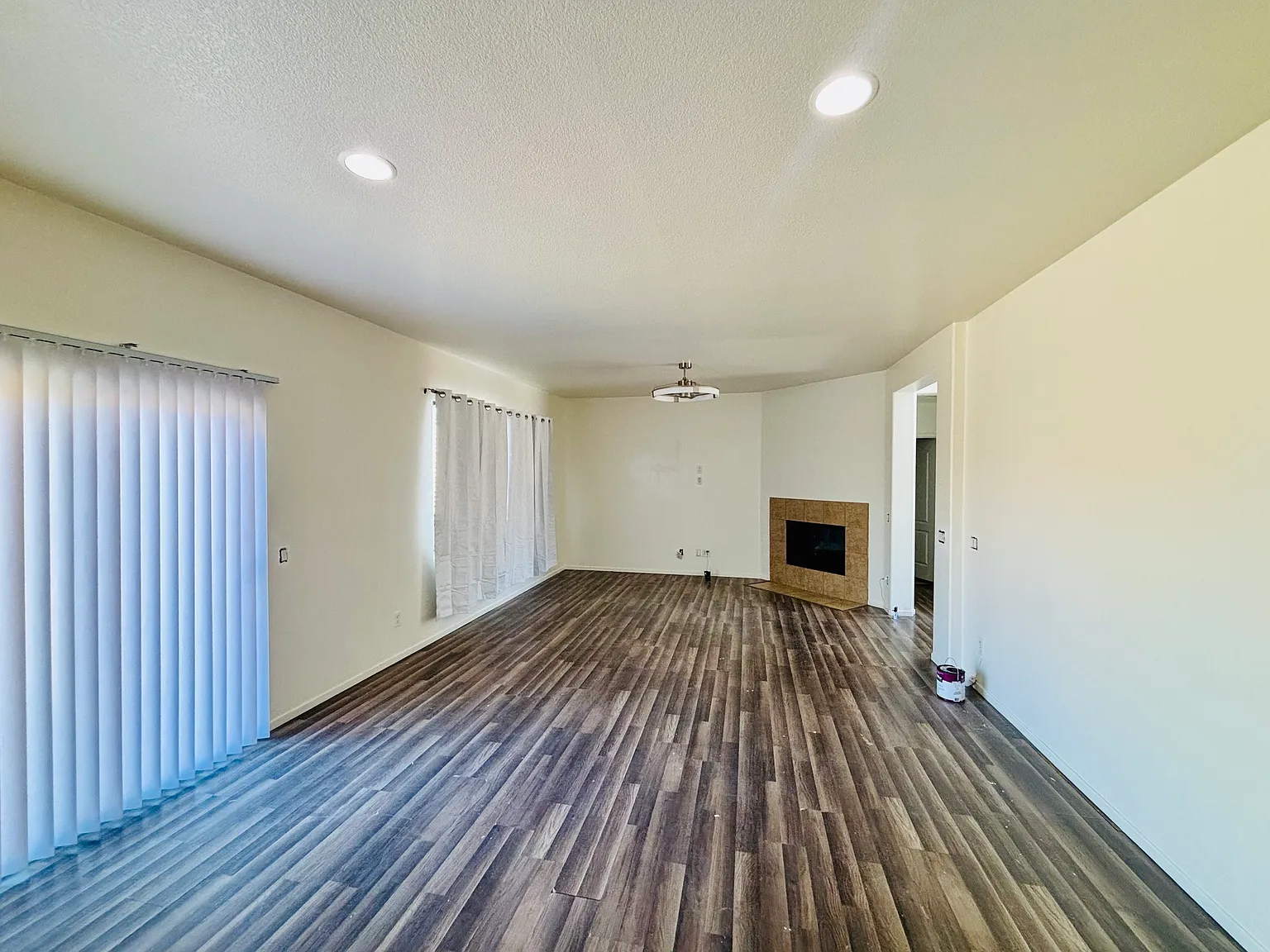 5 bed, 1897 sqft, $3,099 — Photo 2