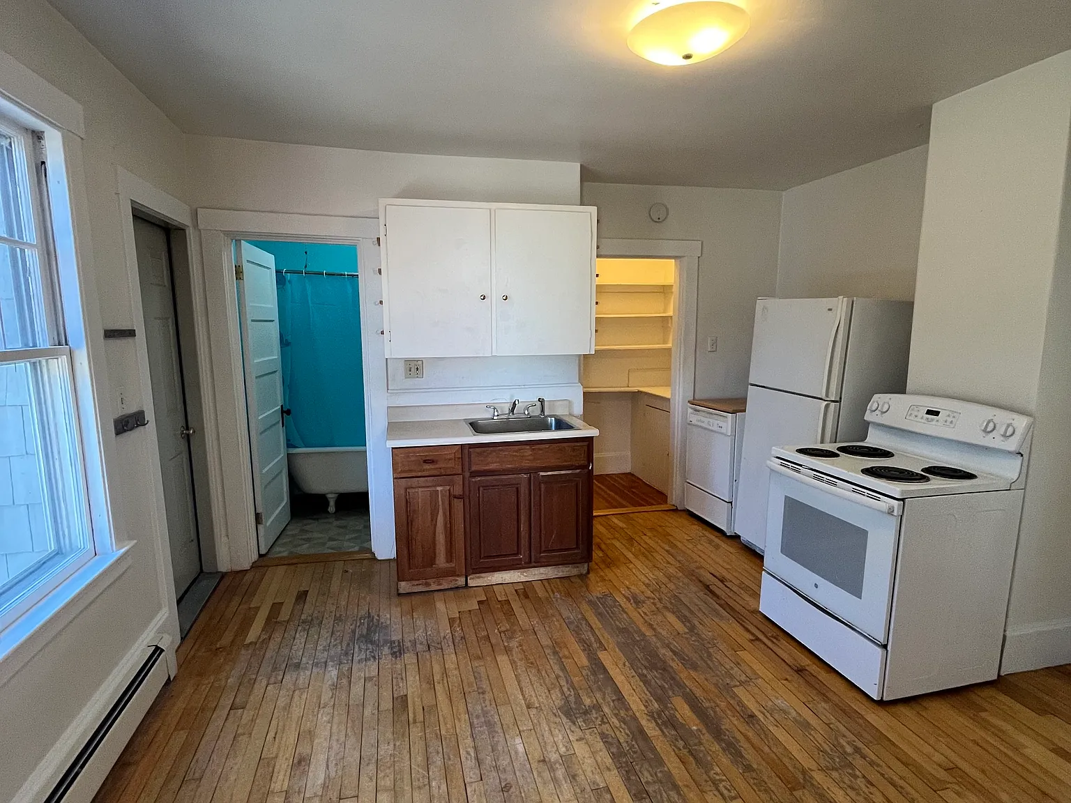 3 bed, 900 sqft, $2,500 — Photo 4