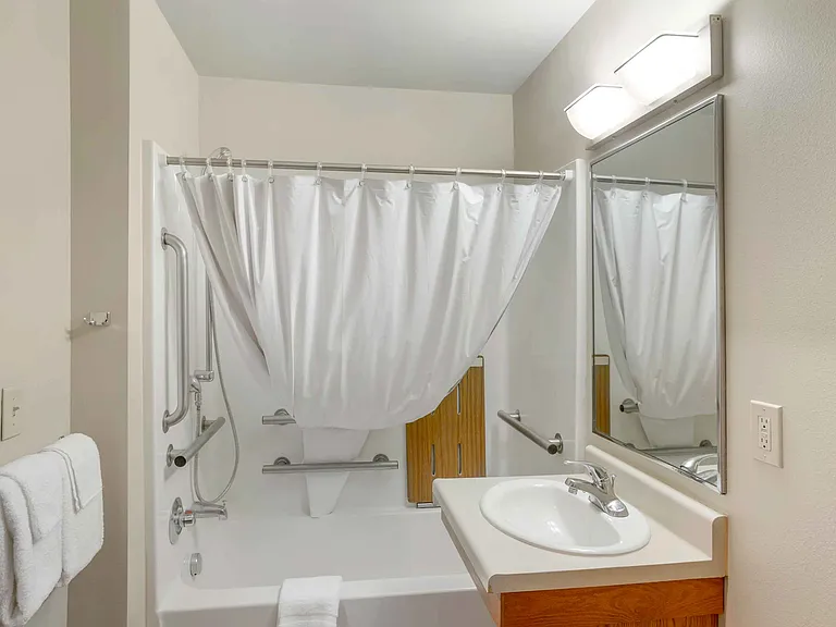Deluxe Studio - 1 Full Bed
