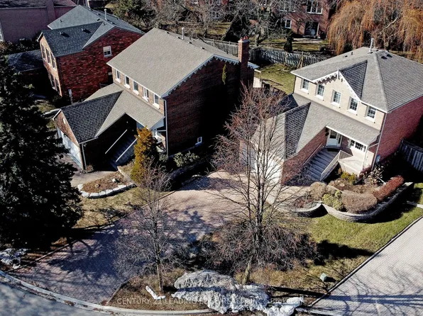 19 Berkeley Ct, Markham, ON L3R 6M4