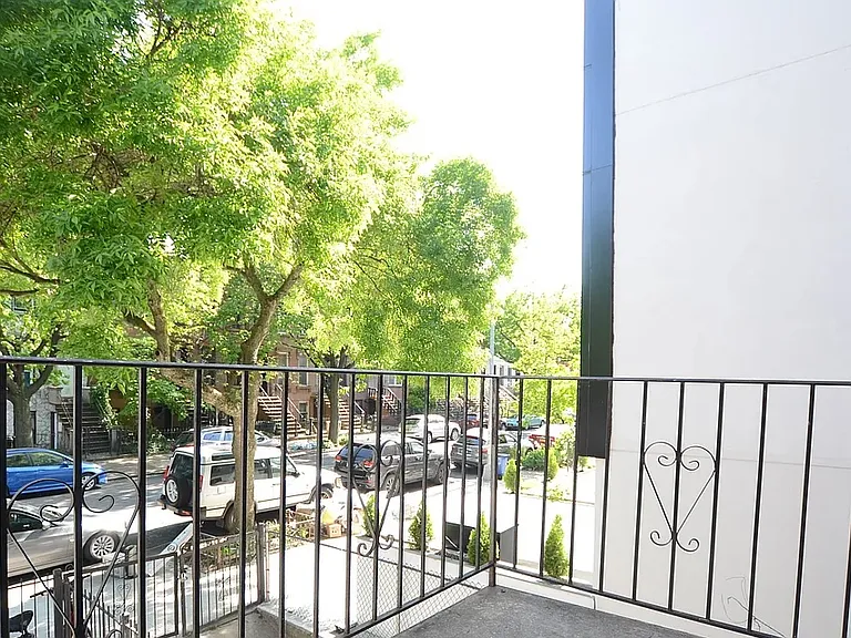 301 Van Buren St #2R — Photo 4