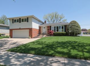 883 S Cedar Ave, Elmhurst, IL 60126