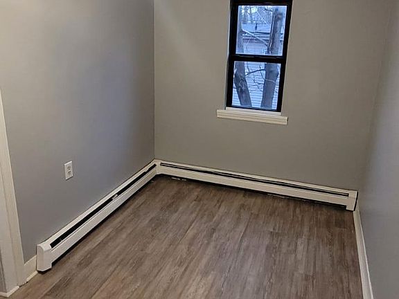 5th image of 140 S Clark St #B