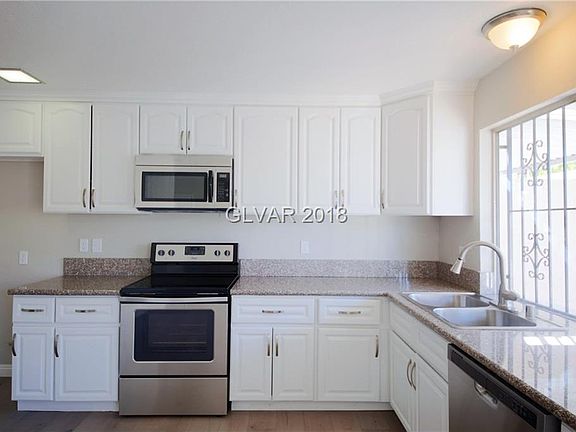 3rd image of 572 Greenbriar Townhouse Way
