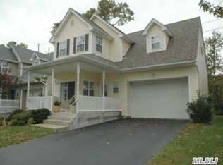 110 Mystic Oak Dr, Bay Shore, NY 11706