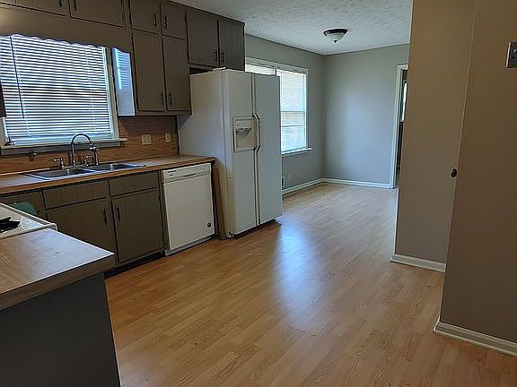 3rd image of 815 Colt Ln NW