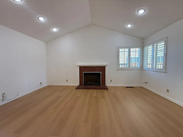 3257 Tenley Dr — Photo 2