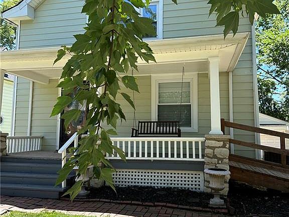 3rd image of 907 W White Oak St