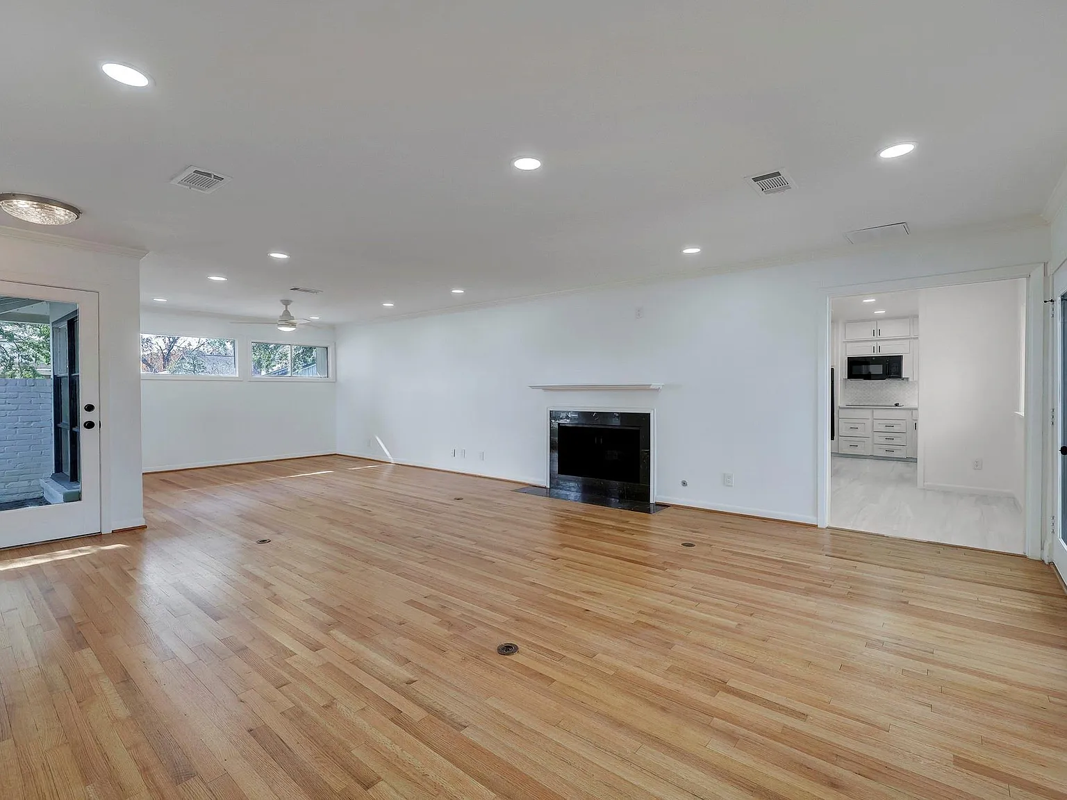3 bed, 2.0 bath, 1489 sqft, $3,000 — Photo 3